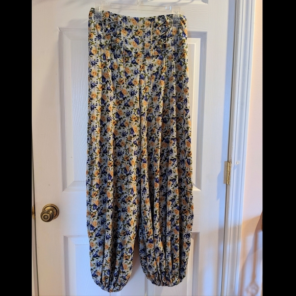 🆕WOT UO | Floral High Waisted Wide Leg Pants - Picture 1 of 7
